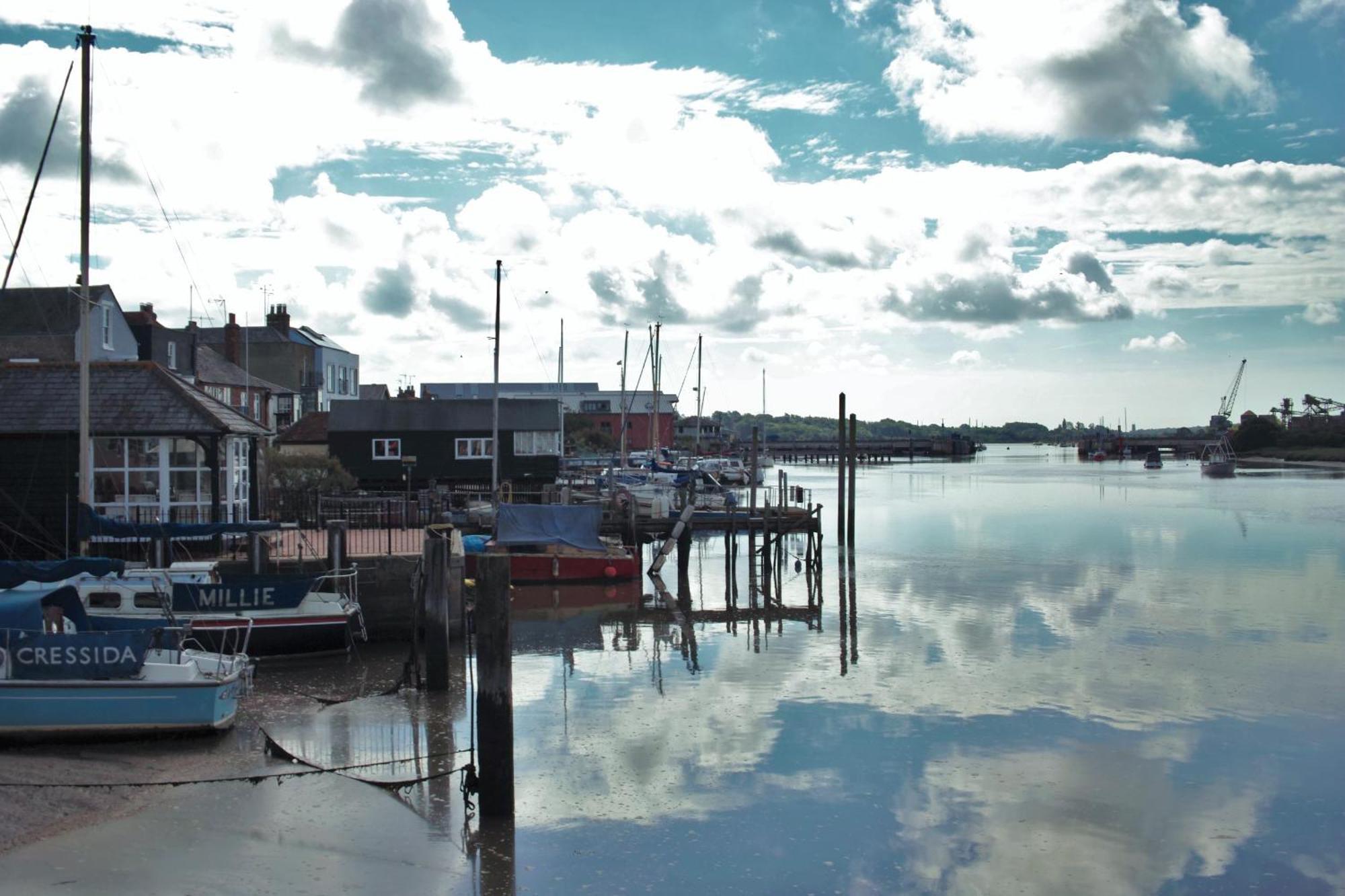 Queens Cottage, Wivenhoe Stylish, Plush, Cosy, Convenient & Quirky, 2X Double Bed Period Cottage Plus Patio - 9 Min Walk Train, 4 Min Walk High Street Pubs, Restaurants, Shops Eksteriør billede