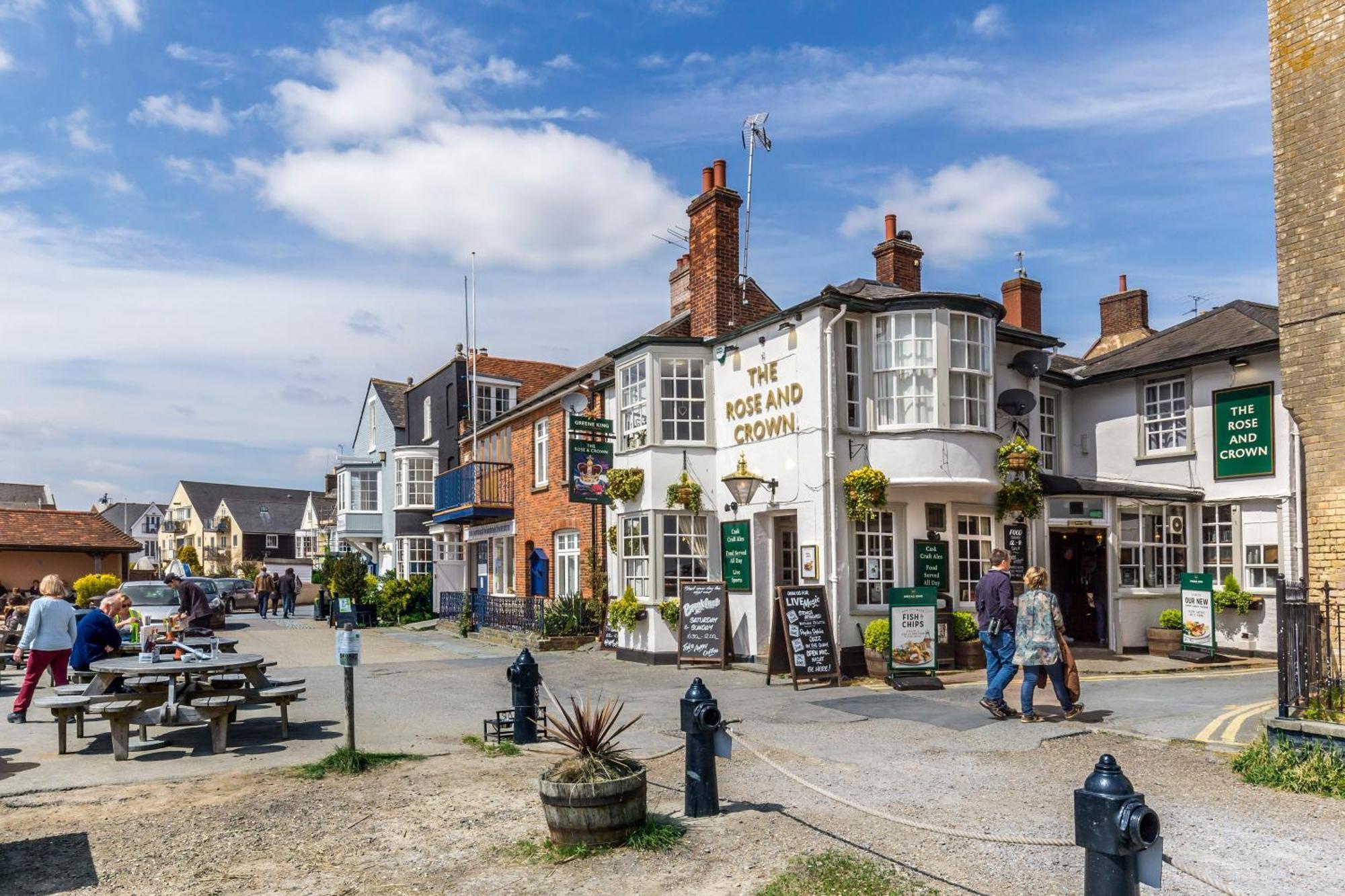 Queens Cottage, Wivenhoe Stylish, Plush, Cosy, Convenient & Quirky, 2X Double Bed Period Cottage Plus Patio - 9 Min Walk Train, 4 Min Walk High Street Pubs, Restaurants, Shops Eksteriør billede